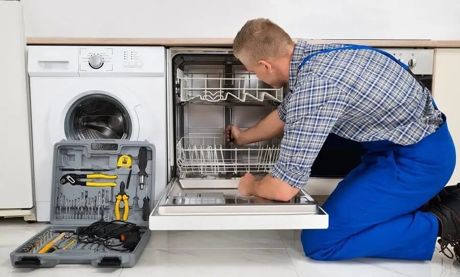 Çamlıdere Smeg servisi teknisyen ekibi beyaz eşya tamiri yaparken